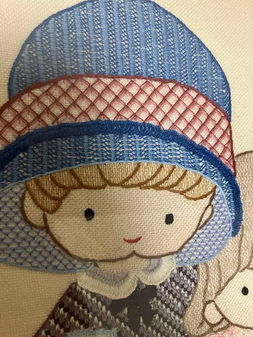 戸塚刺繍　「男の子と女の子」　額入りタペストリー　【ハンドメイド作品】
