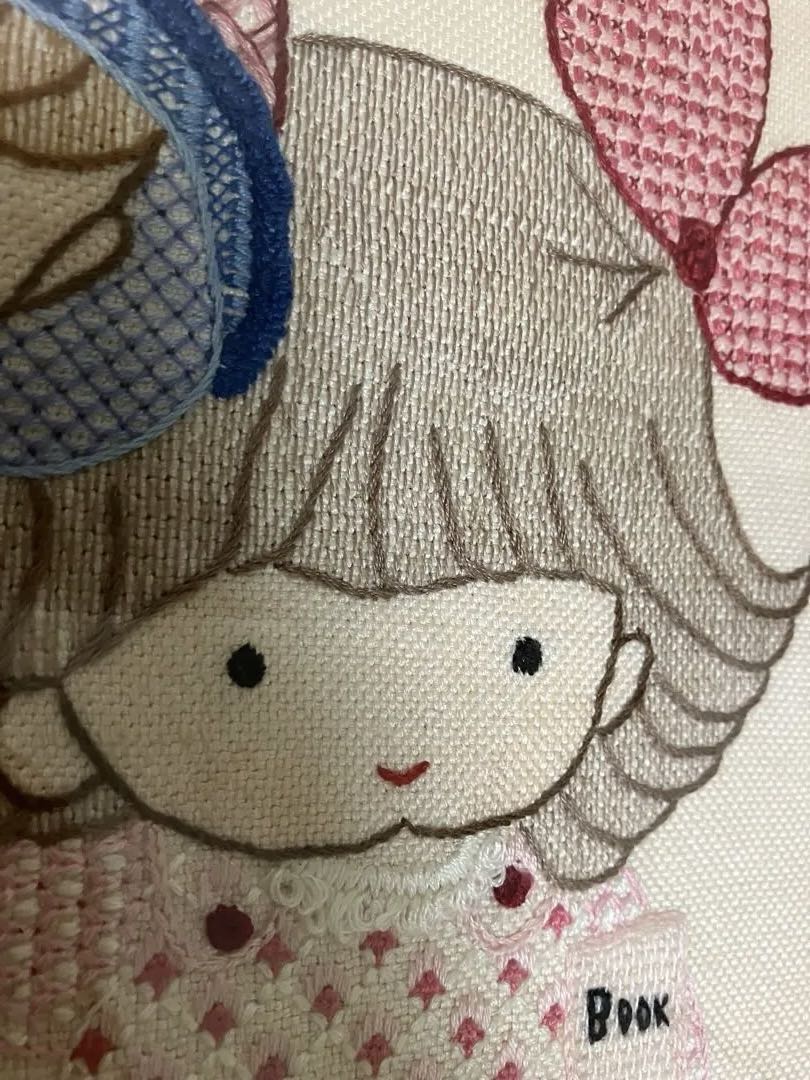 戸塚刺繍　「男の子と女の子」　額入りタペストリー　【ハンドメイド作品】