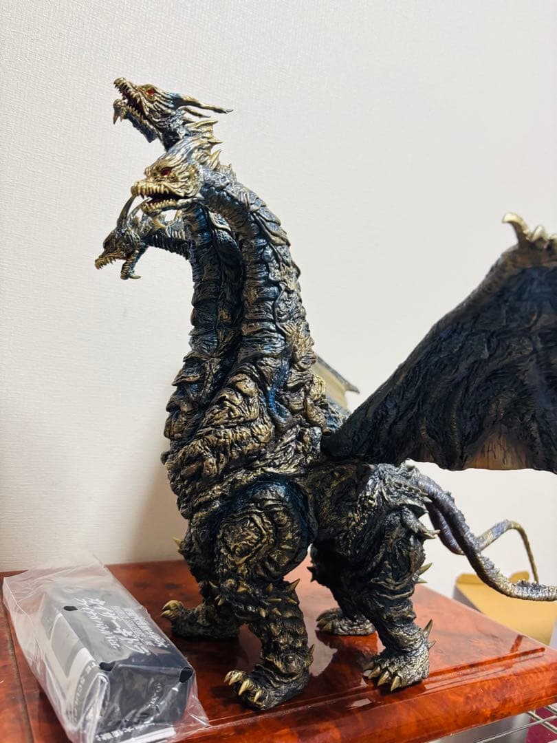 少年リック限定　東宝大怪獣シリーズ　カイザーギドラ　発光ver 最終価格。