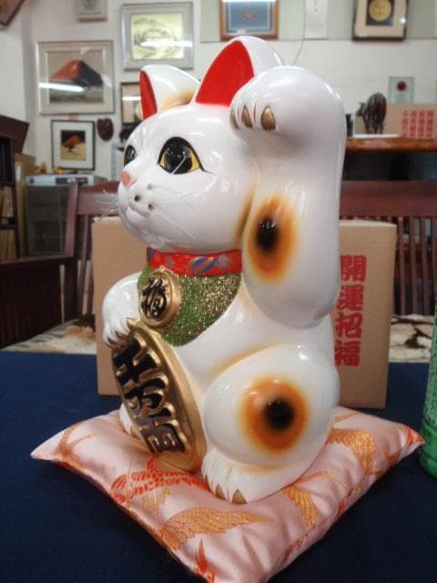 布団付♪新品！高さ26cm♪国産 常滑焼 招き猫 商売繁盛 貯金箱/黒、特大あり