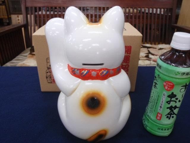 布団付♪新品！高さ26cm♪国産 常滑焼 招き猫 商売繁盛 貯金箱/黒、特大あり