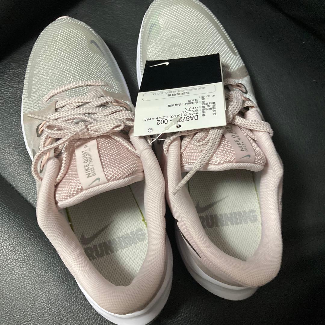 新品NIKEウィメンズQUESTグレー×ピンク23.5