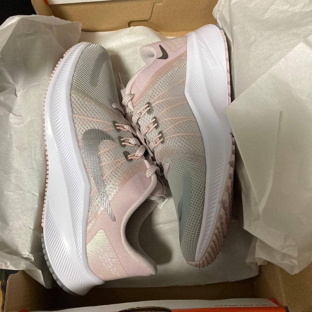 新品NIKEウィメンズQUESTグレー×ピンク23.5