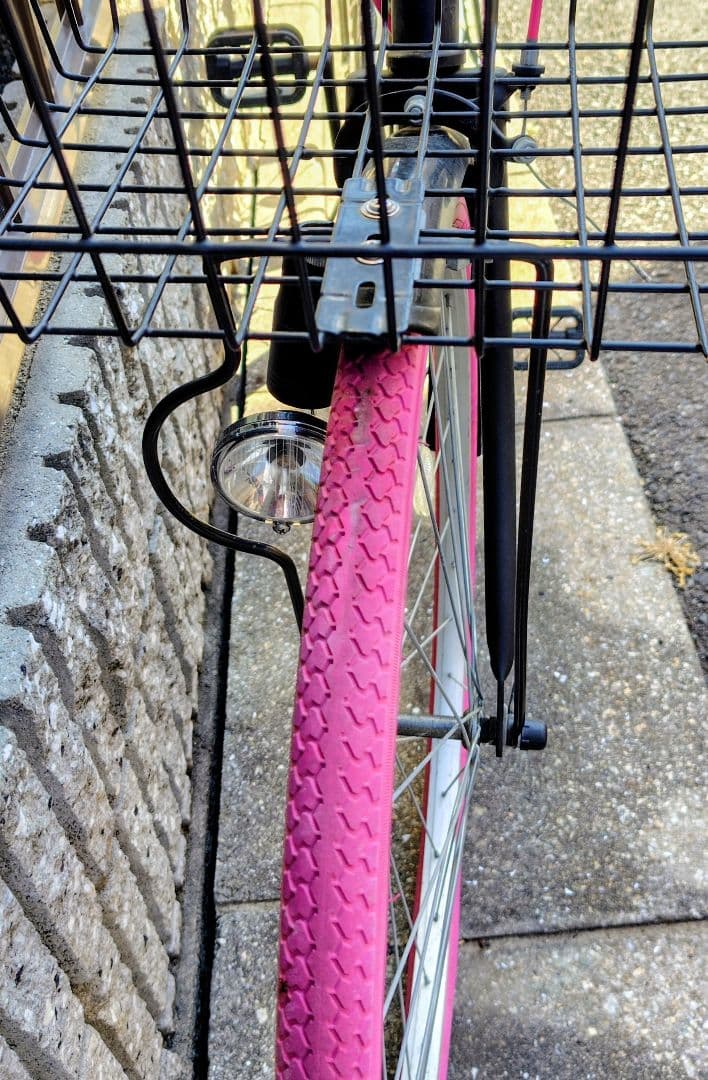 黒とピンクのシティサイクル
