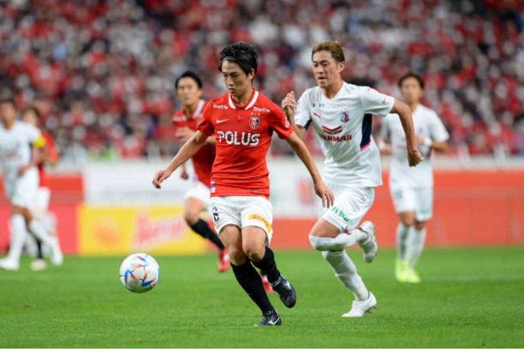浦和レッズ　ユニフォーム　小泉佳穂　2022（H）