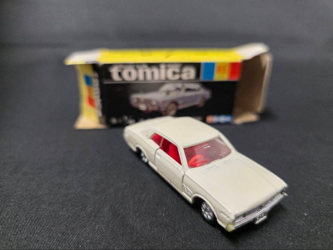 トミカ黒箱85ニッサングロリア2000GX(日本製) 旧ホイール。白色