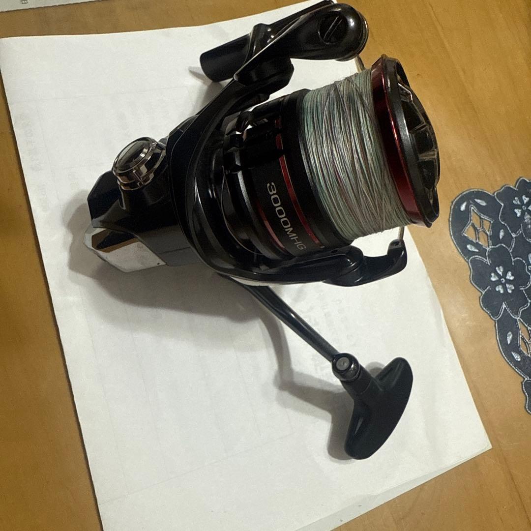 フィッシングリール 3000モデル 黒と赤
