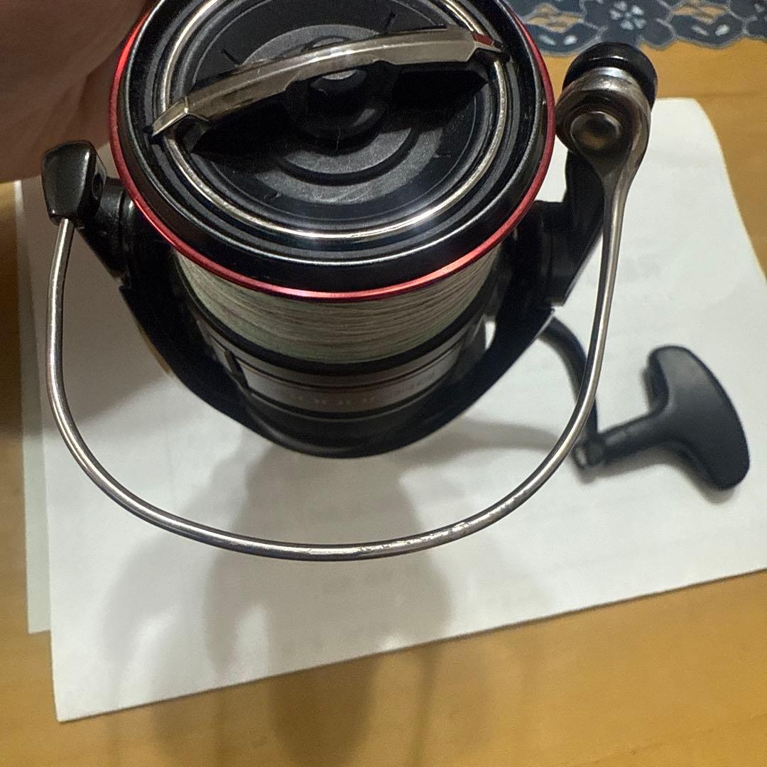 フィッシングリール 3000モデル 黒と赤