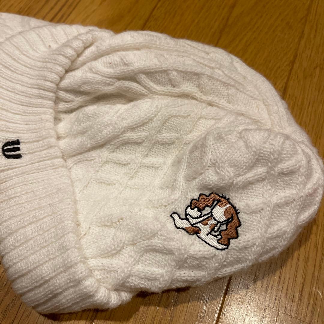 美品　MU スポーツ　ホワイト ケーブル編み ニット帽 ツバつき
