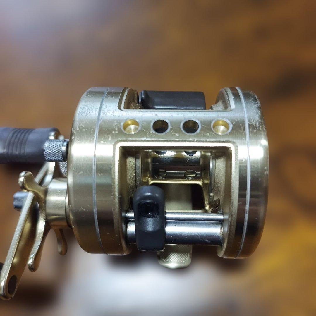 シマノ カルカッタ200XT 動作品 丸型ベイトリール