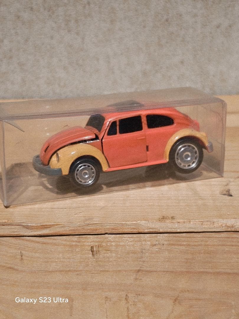 ドライバーが⬆️飛び出すビートルミニカー オレンジとクリーム色 フィギュア付き
