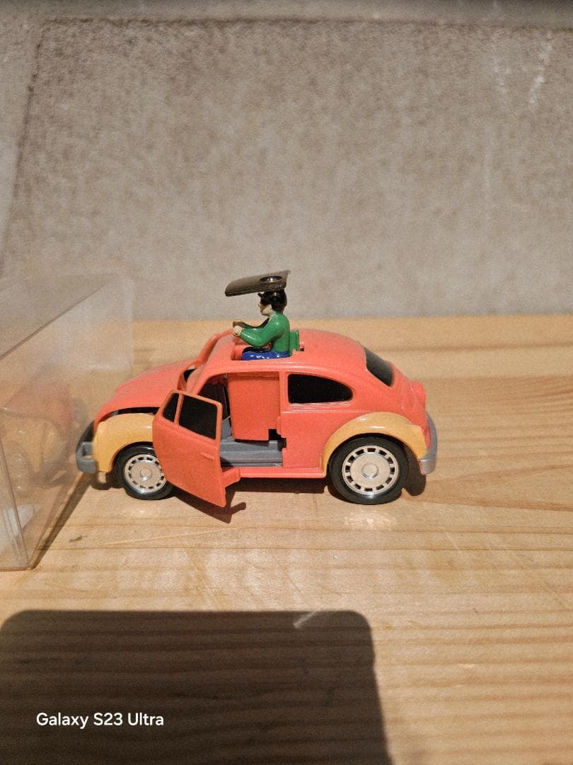 ドライバーが⬆️飛び出すビートルミニカー オレンジとクリーム色 フィギュア付き