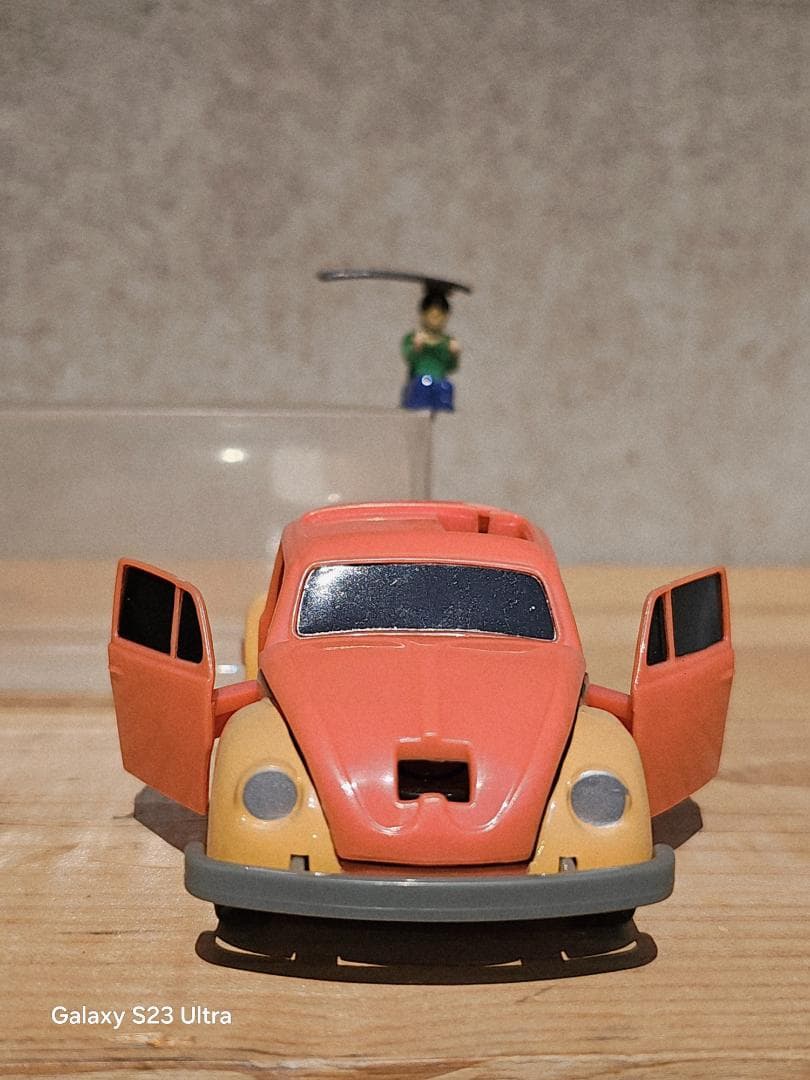 ドライバーが⬆️飛び出すビートルミニカー オレンジとクリーム色 フィギュア付き