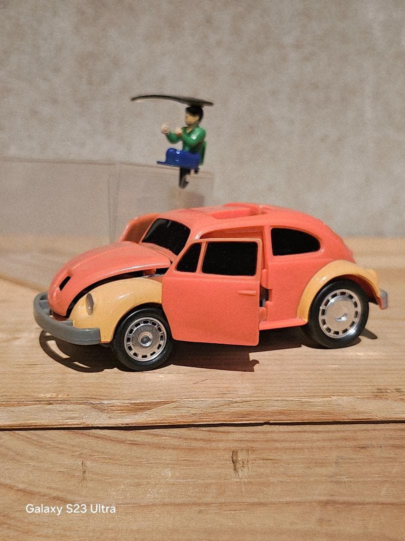 ドライバーが⬆️飛び出すビートルミニカー オレンジとクリーム色 フィギュア付き