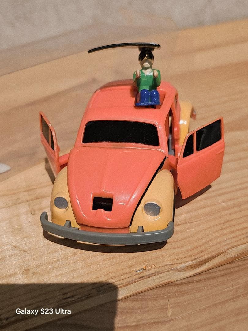 ドライバーが⬆️飛び出すビートルミニカー オレンジとクリーム色 フィギュア付き