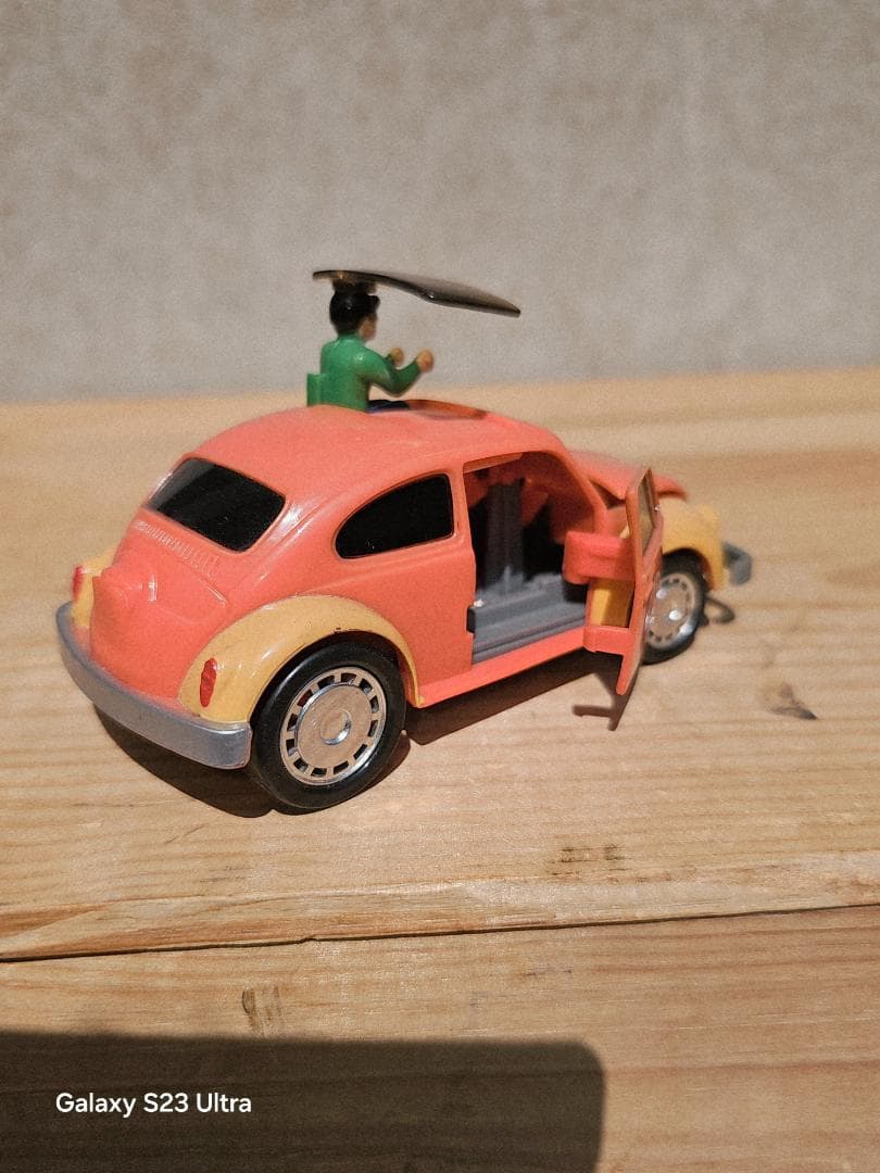 ドライバーが⬆️飛び出すビートルミニカー オレンジとクリーム色 フィギュア付き