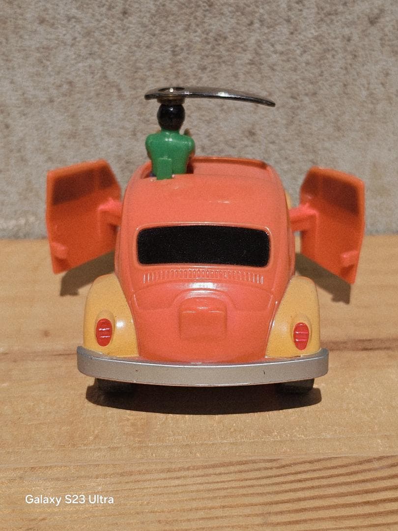 ドライバーが⬆️飛び出すビートルミニカー オレンジとクリーム色 フィギュア付き