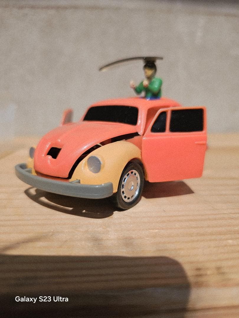 ドライバーが⬆️飛び出すビートルミニカー オレンジとクリーム色 フィギュア付き