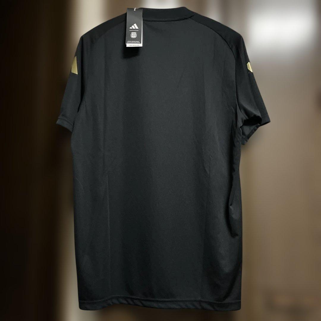 新品タグ付きadidas サッカーシャツ 黒と青のストライプ