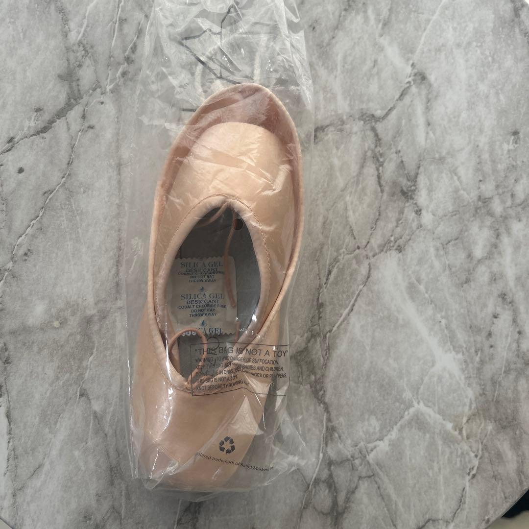 新品カペジオ コンテンポラ トウシューズ 4.5D capezio ポアント