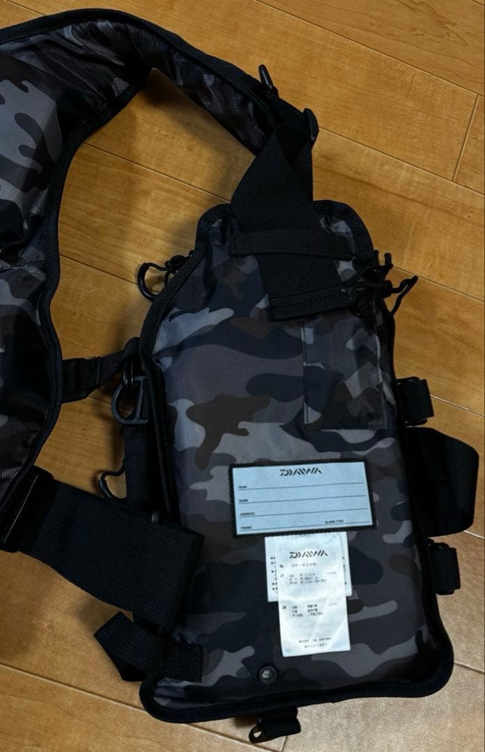 F71 新品　フローティングジャケット　ダイワ　黒　DF-6206