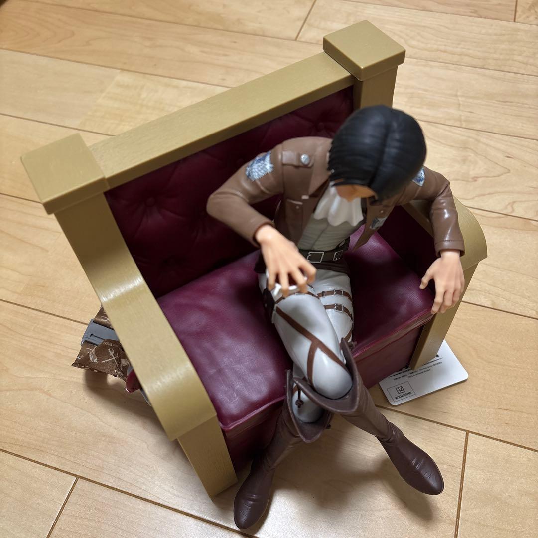 USJ 進撃の巨人　リヴァイ フィギュア 椅子付き