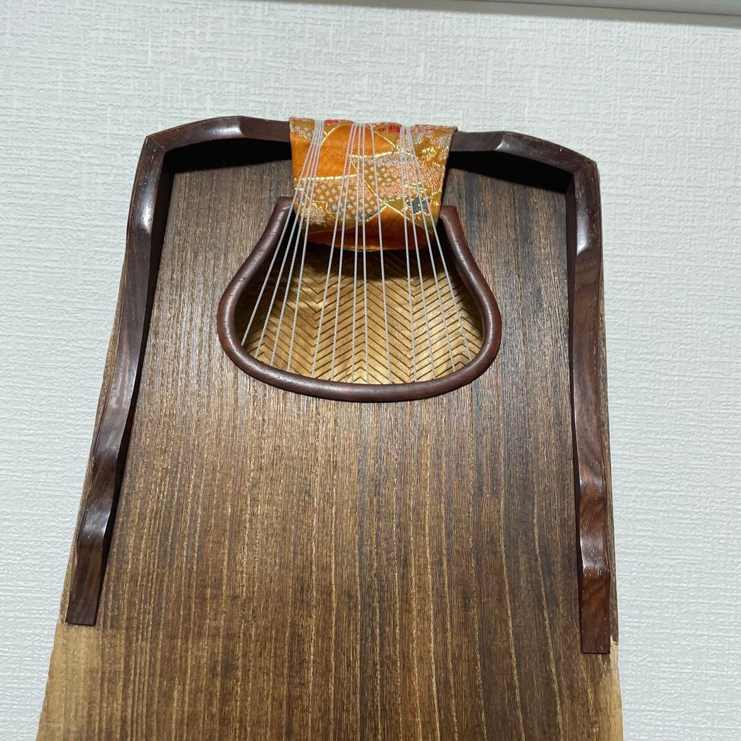 送料無料! 高級 和琴 お箏 綾杉彫り 義伸刀銘 和楽器 弦楽器 雅楽