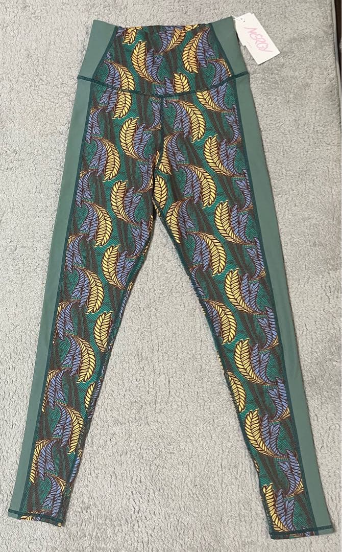 【新品】　NERGY ヨガウェア　フィットネスウェア　上下セット　Sサイズ