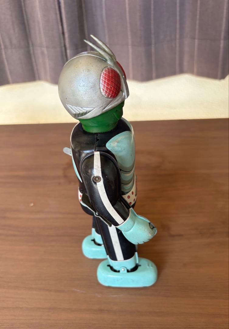 昭和時代に発売されたレトロな仮面ライダーのブリキのおもちゃです
