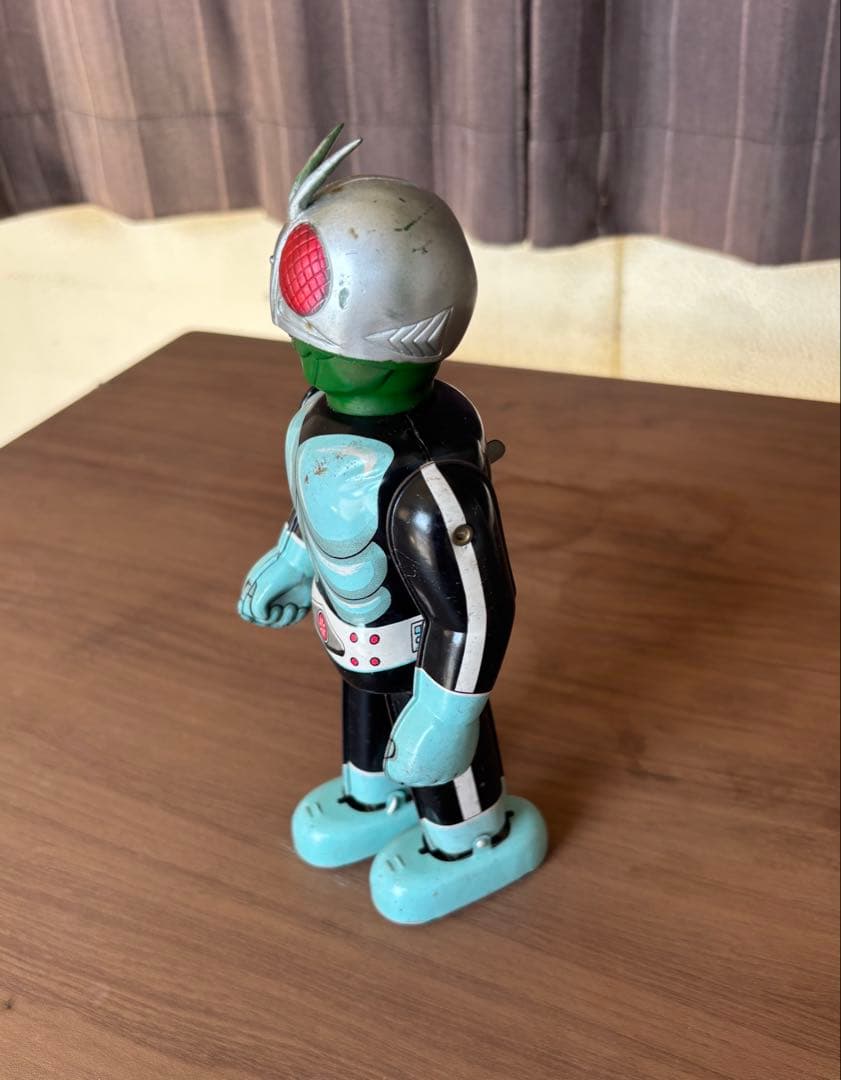 昭和時代に発売されたレトロな仮面ライダーのブリキのおもちゃです