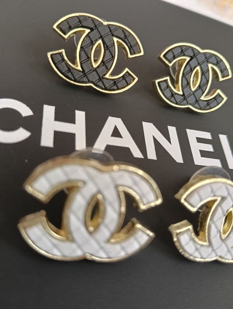 CHANEL CCロゴ エナメルピアス 2ペアセット