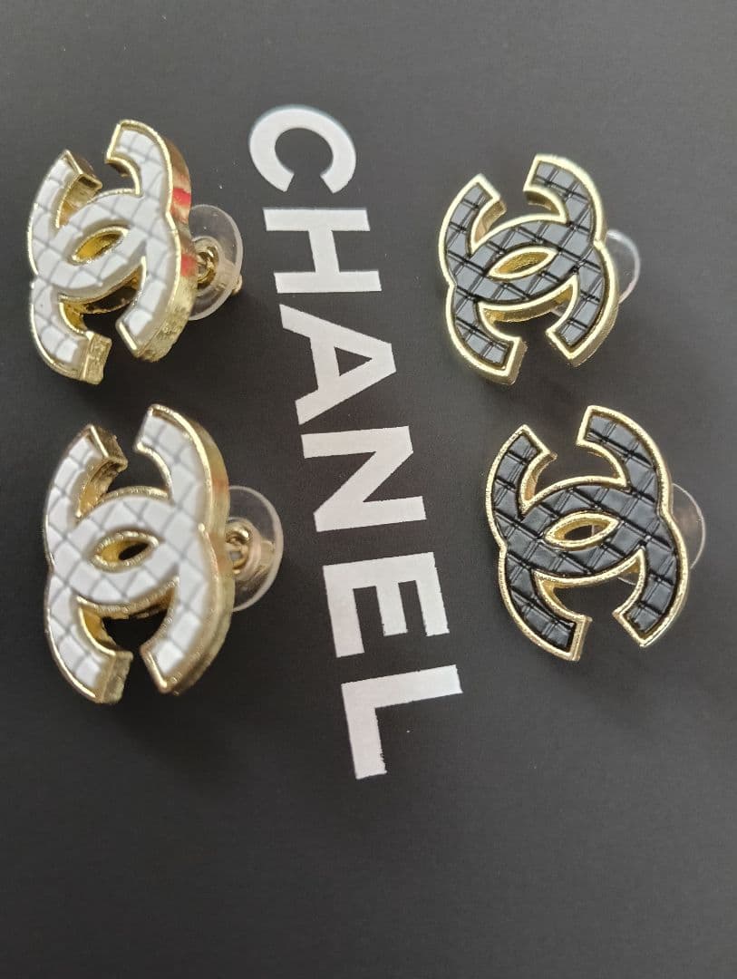 CHANEL CCロゴ エナメルピアス 2ペアセット