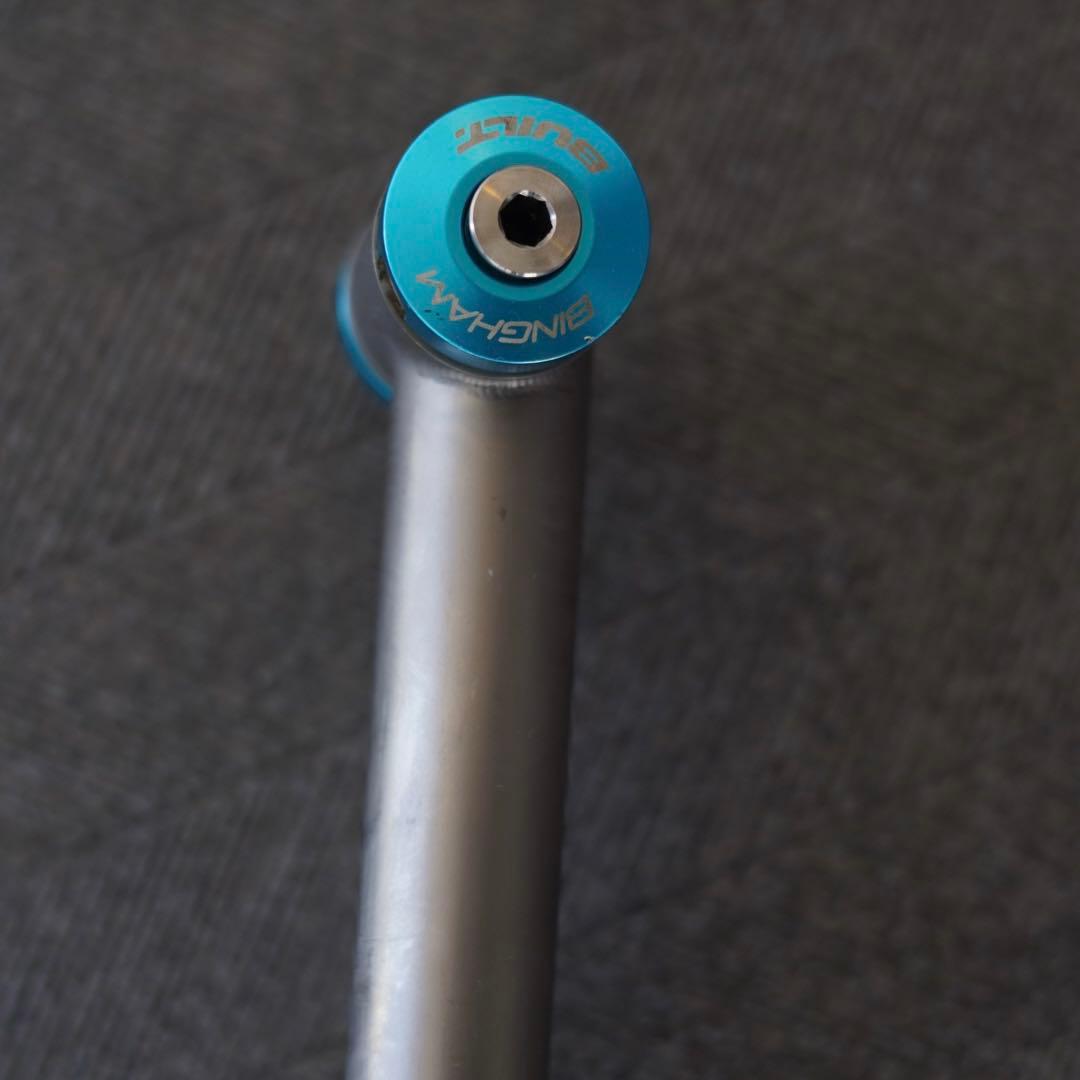 BINGHAM BUILT チタンシートポスト　bluelug
