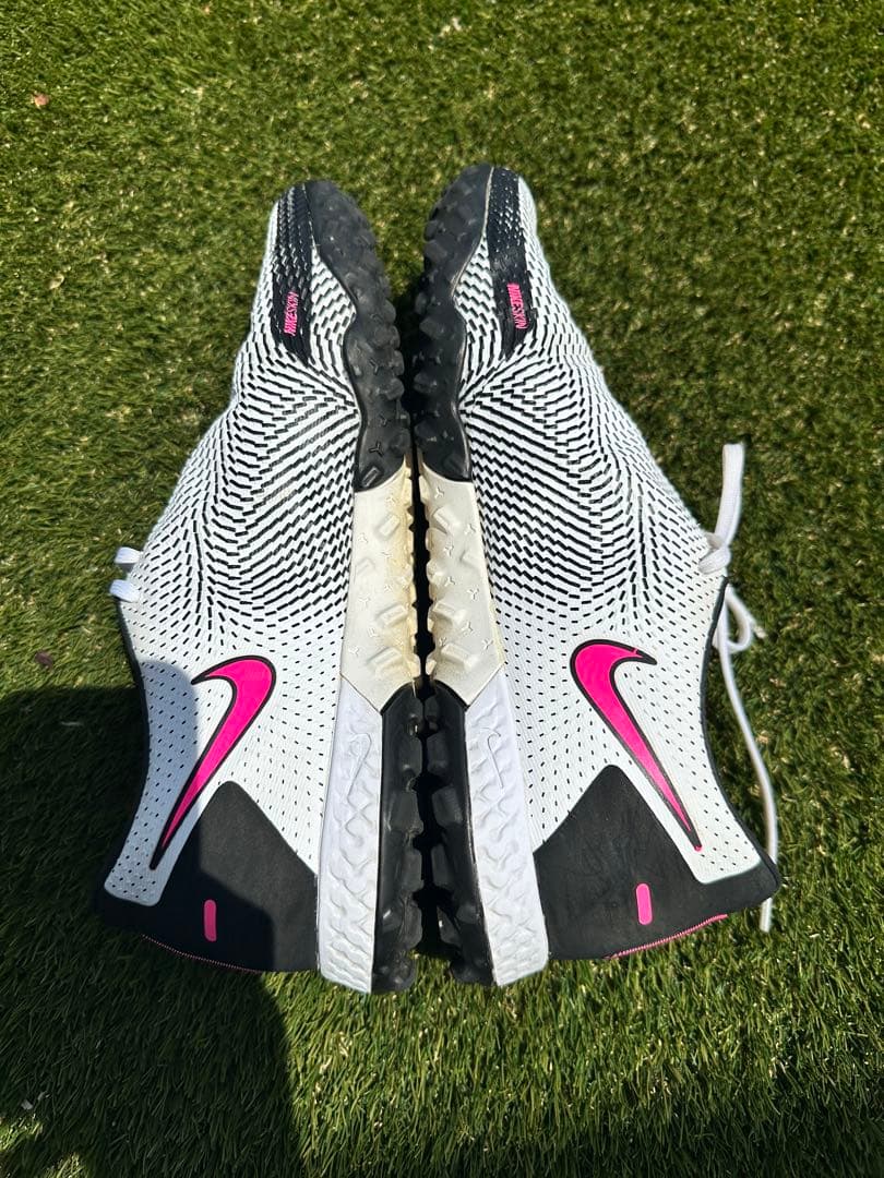 NIKEナイキ リアクト ファントムGT プロ TF(ホワイト×ピンク)