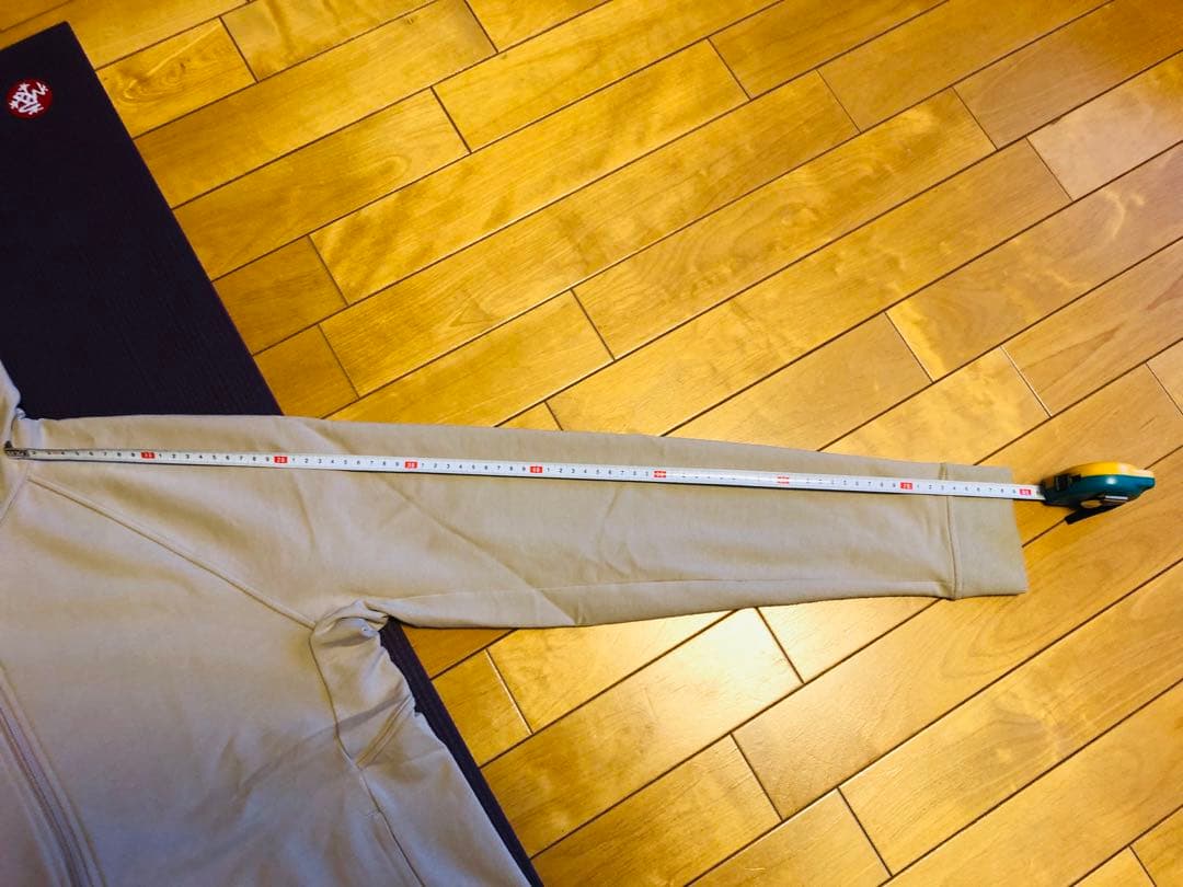 Lululemon フード付きベージュジャケット