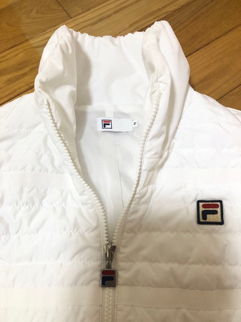 《週末お値下さげ》FILA フード付きホワイトベスト