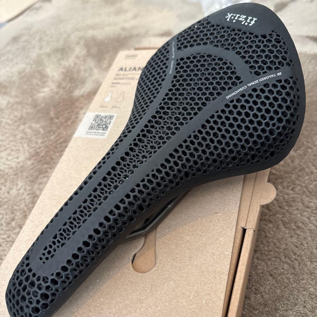 fizik TEMPO ALIANTE R3 ADAPTIVE サドル 145