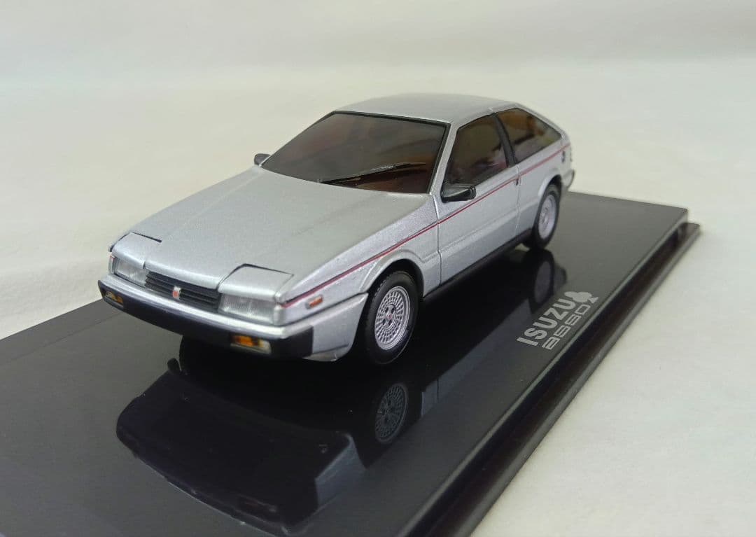 ミニカー　1/43　ISUZU　ピアッツァ　いすゞ　シルバー　車模型