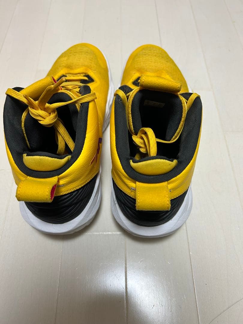 ASICS バスケットシューズ ハイカット イエロー