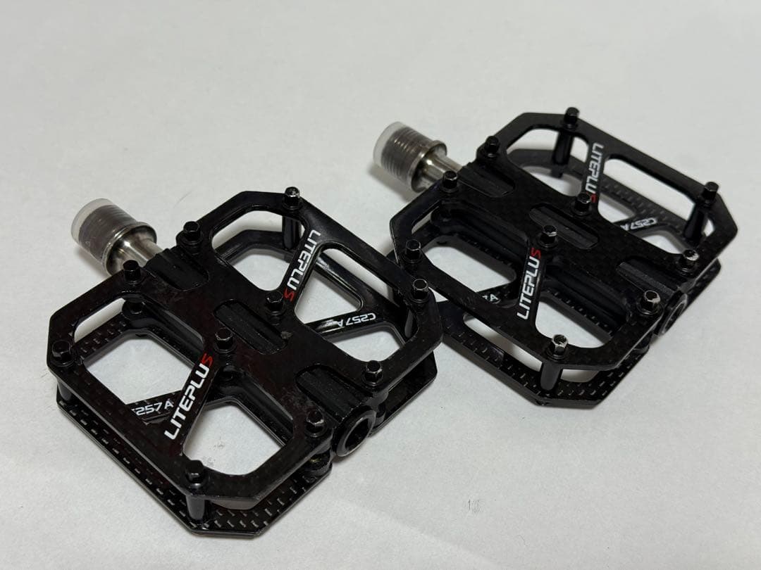LITEPLUS カーボン　軽量フラットペダル