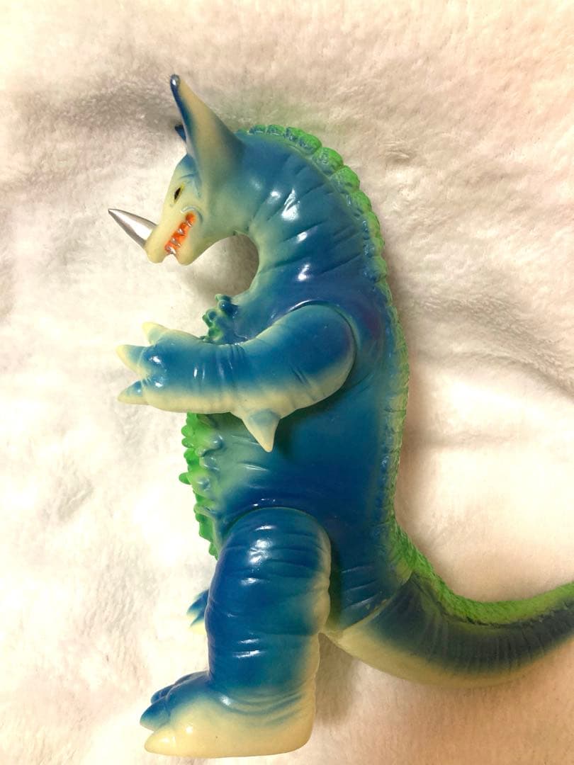 ブルマァク　ゴモラ　蓄光　ソフビ