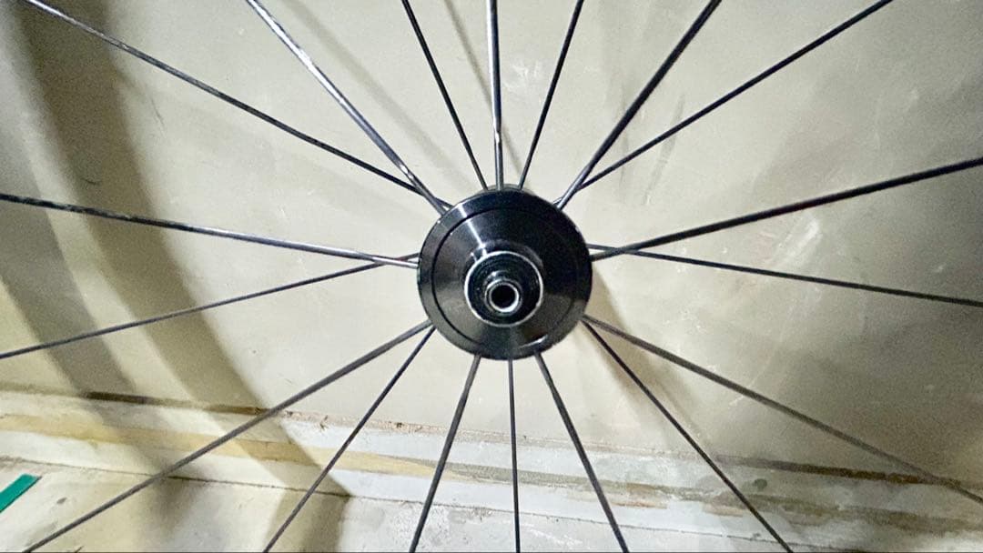 【ZIPP製カーボンホイール】タイヤ込重量840g鬼軽★定価前後で35万円程