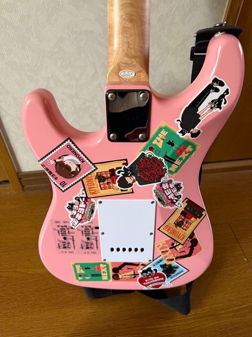 エレキギターにキヨシール貼るだけ貼りました