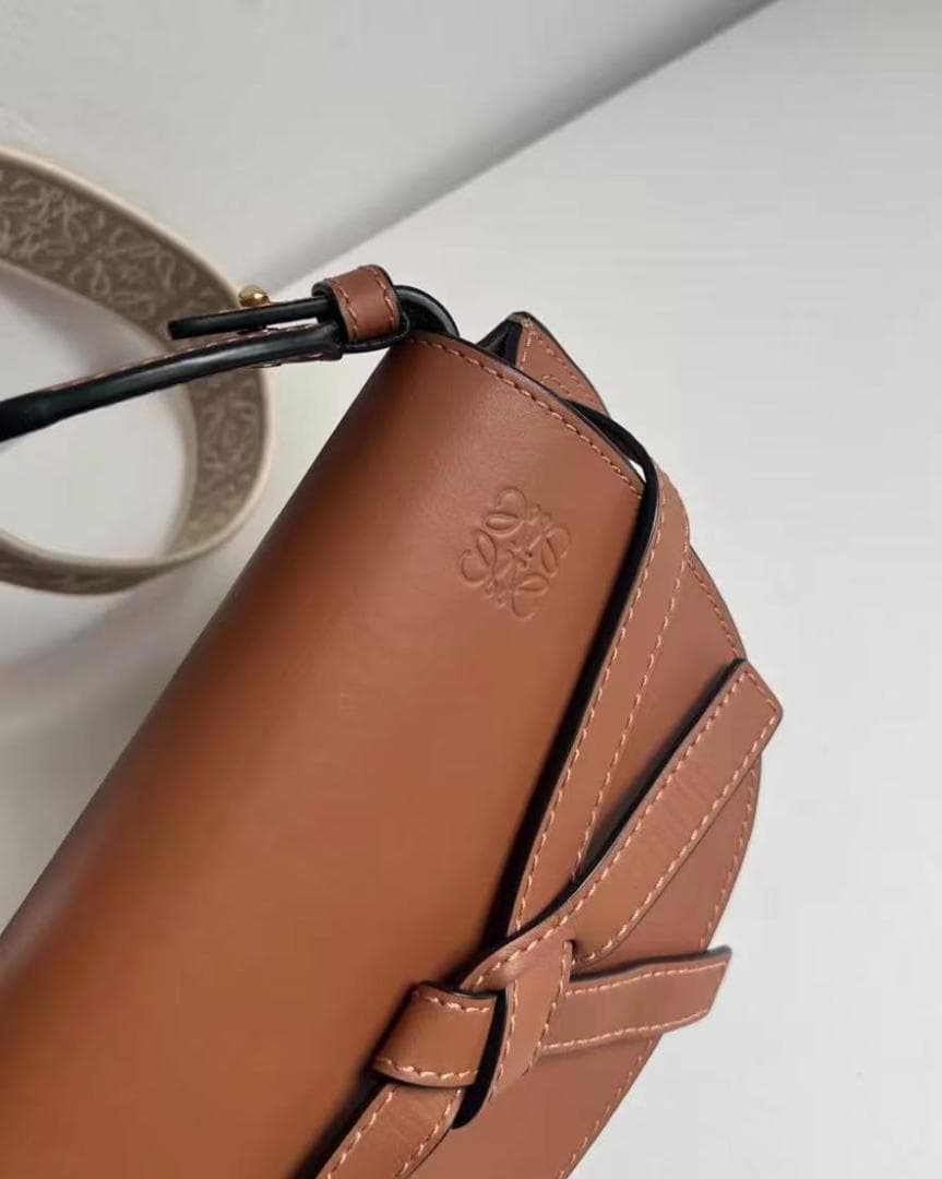 Loewe ブラウンレザー クロスボディバッグ！！！