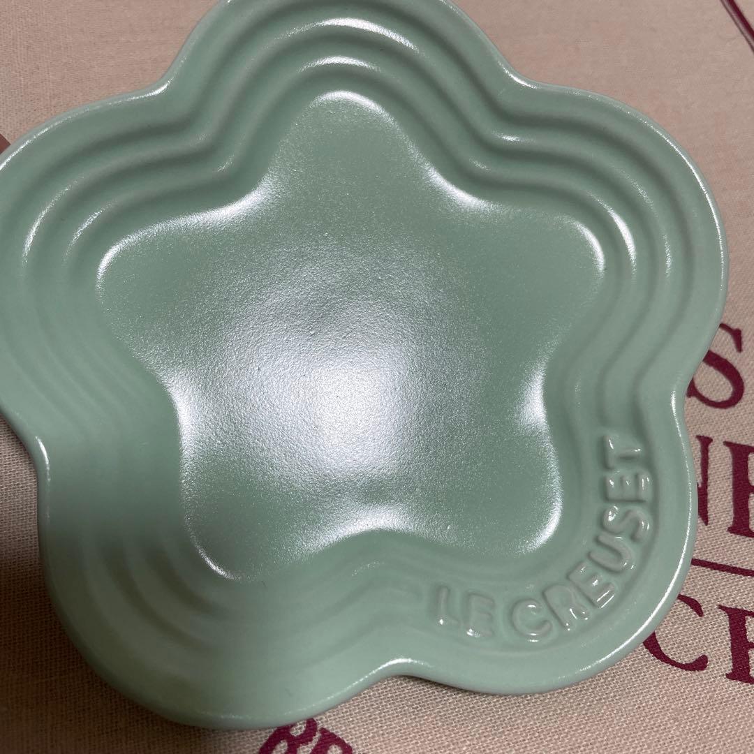 《新品》LE CREUSET グリーン 花型 小皿 2枚セット