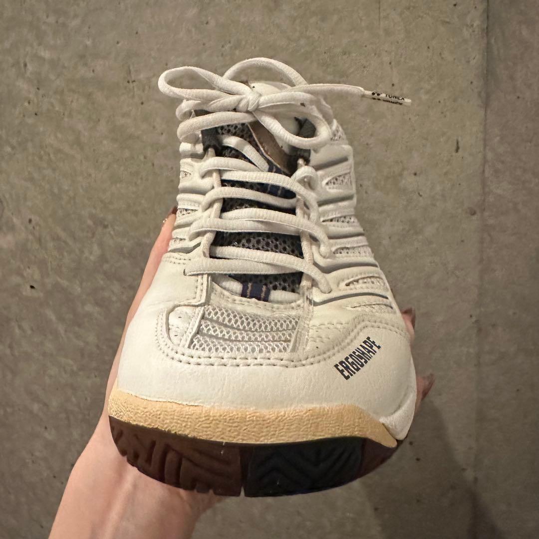 【極美品】ヨネックス パワークッションワイド79 バドミントンシューズ 27.5