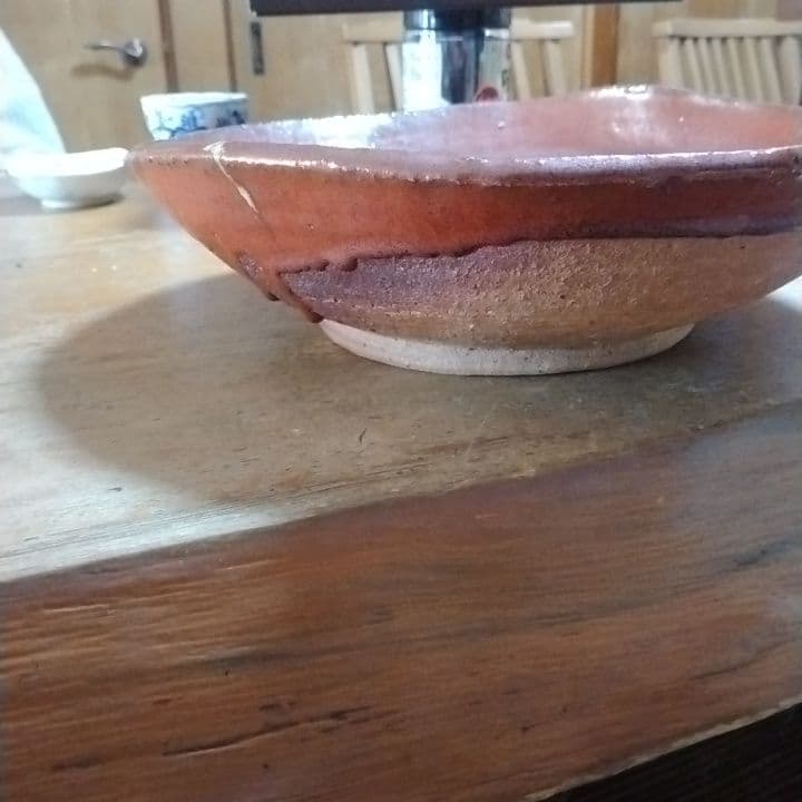 赤色と茶色の模様の皿