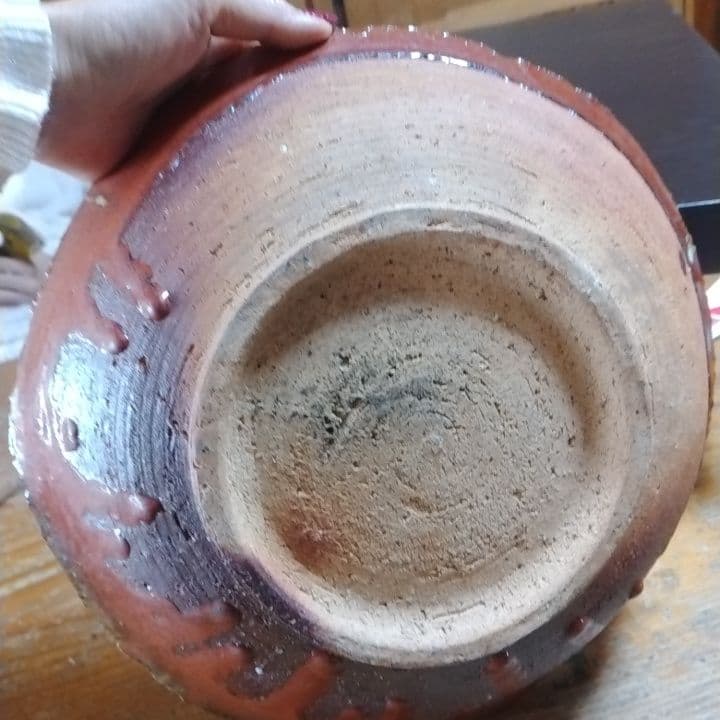 赤色と茶色の模様の皿