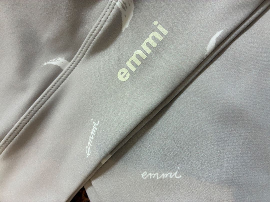新品同emmi yogaエミヨガ　ヨガウェア　グレージュ×ムーン　ペイントタッチ