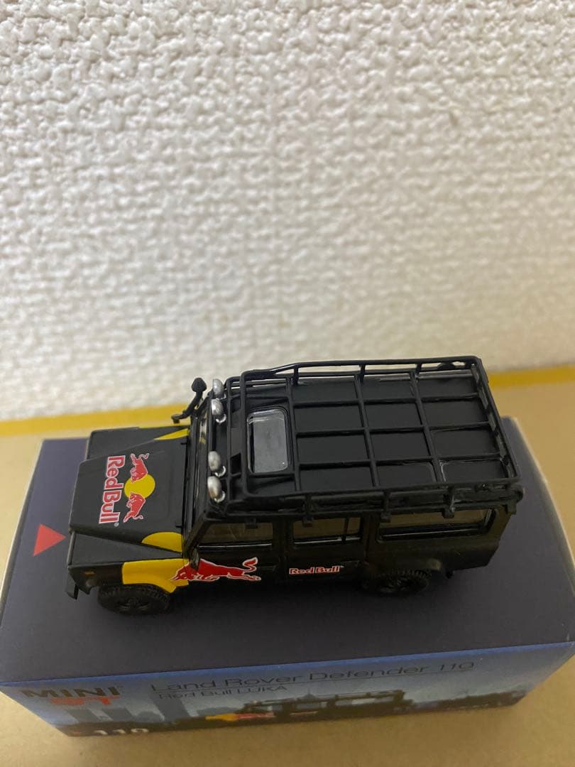 MINIGT 1/64 #110 ランドローバー ディフェンダ110 レッドブル